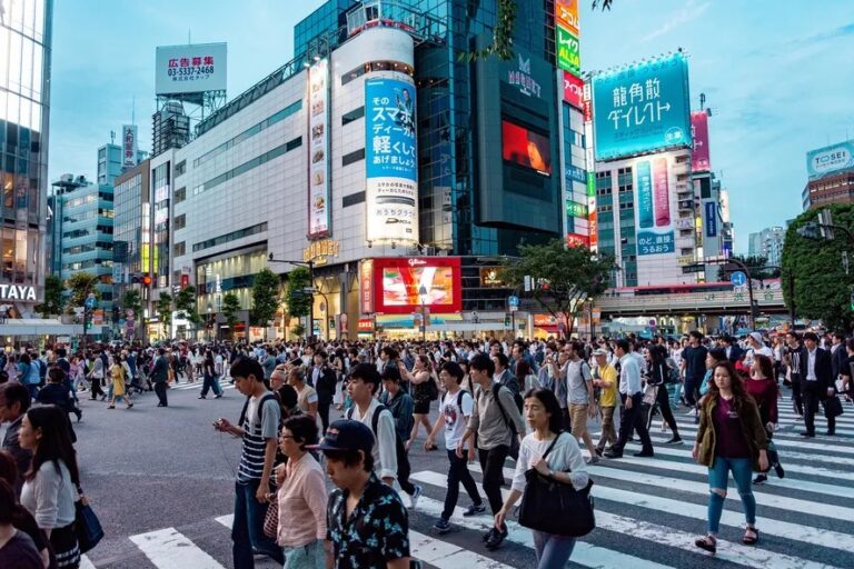 Japão Entra em Recessão: Desafios Econômicos e Políticas Monetárias
