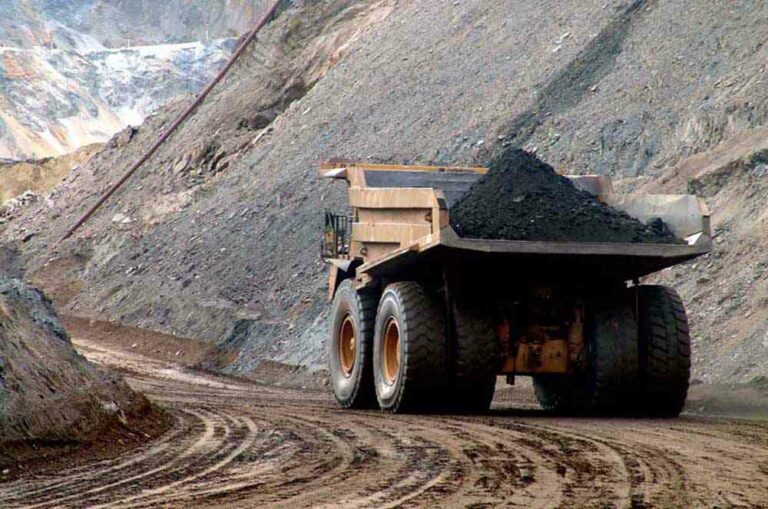 Preços futuros do minério de ferro avançam com expectativas de retomada da produção na China
