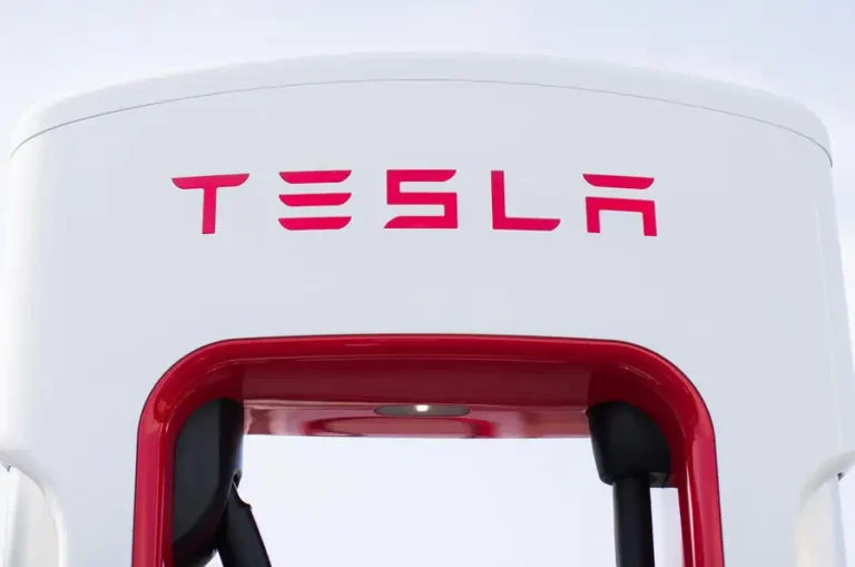 Greve dos mecânicos da Tesla na Suécia continua a perturbar operações: Investidores em alerta