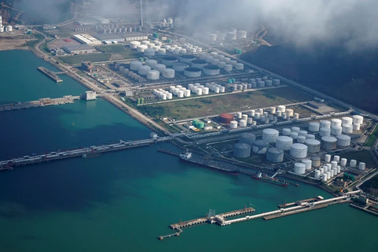 Produção de Refinarias na China Registra Primeira Queda em 20 Meses: Desafios e Perspectivas