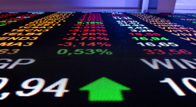 Ibovespa fecha em alta com destaque para Petrobras; críticas de Lula ao Banco Central geram volatilidade