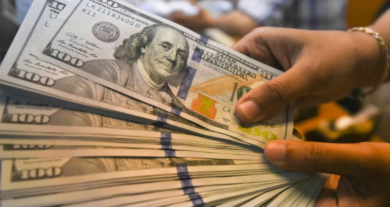 Dólar Avança em Meio a Expectativas de Cortes de Juros nos EUA e Canadá