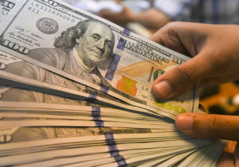 Dólar Avança em Meio a Expectativas de Cortes de Juros nos EUA e Canadá