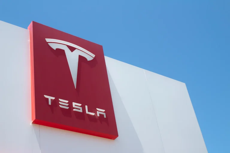 Tesla Lança Atualização de Software para Navegação Veicular na China