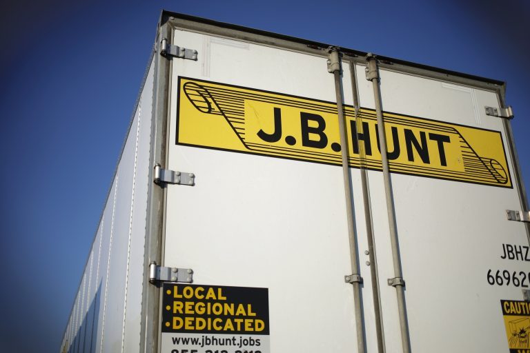 JB Hunt Transport Services Relata Queda de 24% no Lucro do Segundo Trimestre
