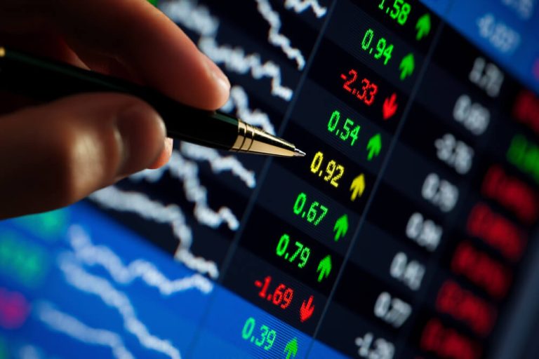 Ibovespa Encerra em Queda Antes da Super Quarta: Commodities Puxam o Índice para Baixo