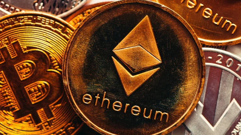 ETFs de Ethereum Recebem Aval da SEC e Iniciam Negociação nos EUA