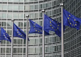 Ações Europeias Sobem Impulsionadas por Comentários de Powell e Expectativas Eleitorais