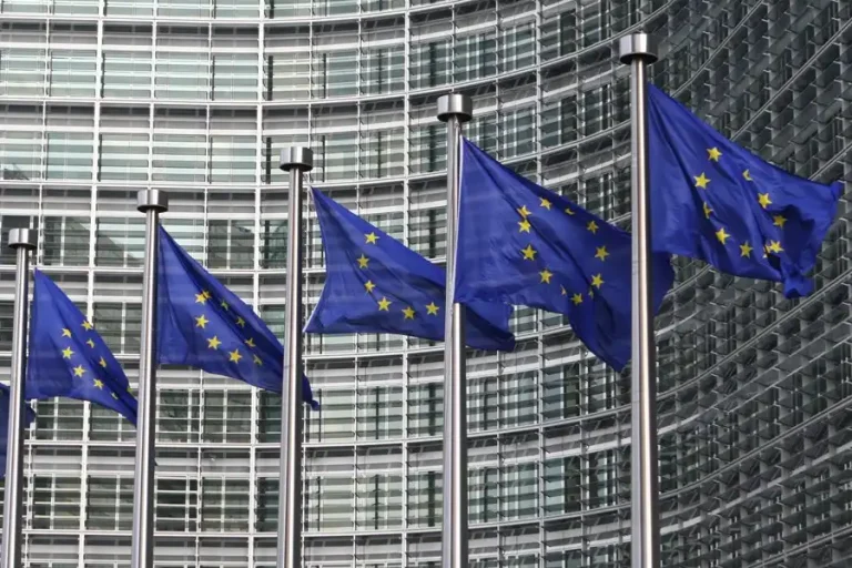 Ações Europeias Sobem Impulsionadas por Comentários de Powell e Expectativas Eleitorais