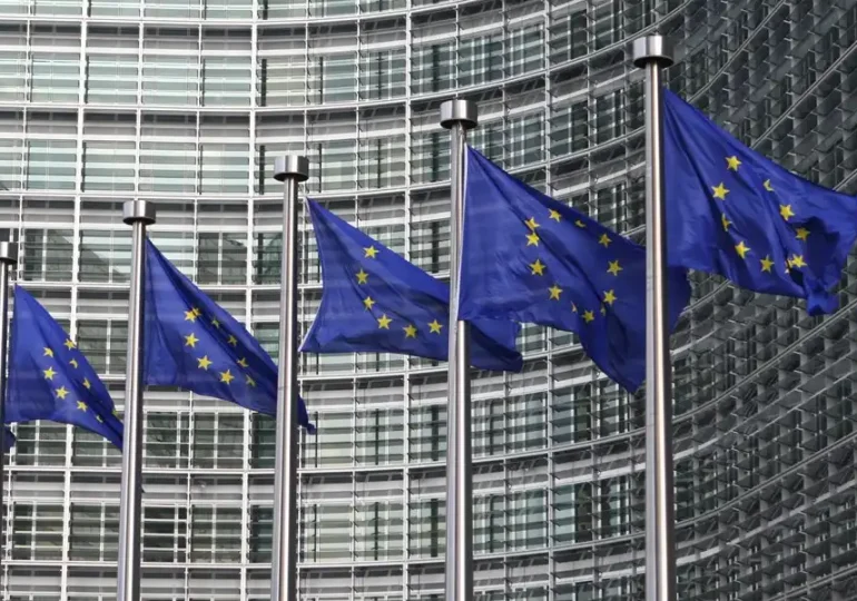 Ações Europeias Sobem Impulsionadas por Comentários de Powell e Expectativas Eleitorais