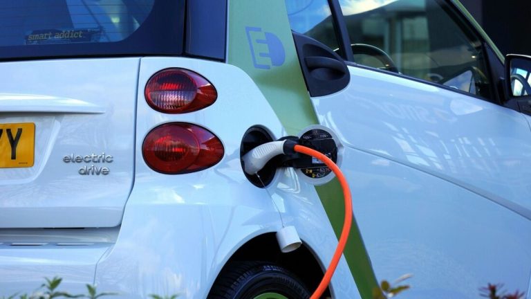 União Europeia Impõe Tarifas sobre Importações de Veículos Elétricos da China