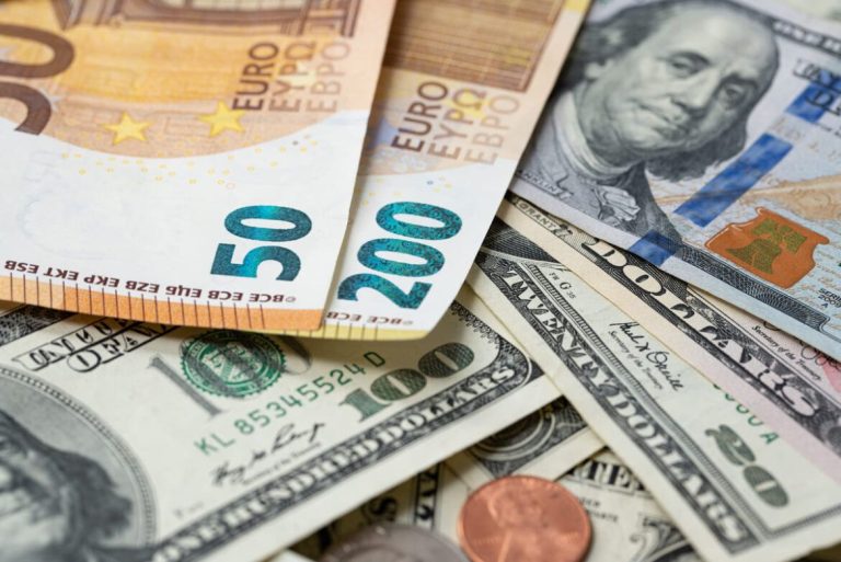 Euro Estável e Dólar Fraco em Meio a Incertezas Políticas na França e Projeções de Corte de Juros nos EUA