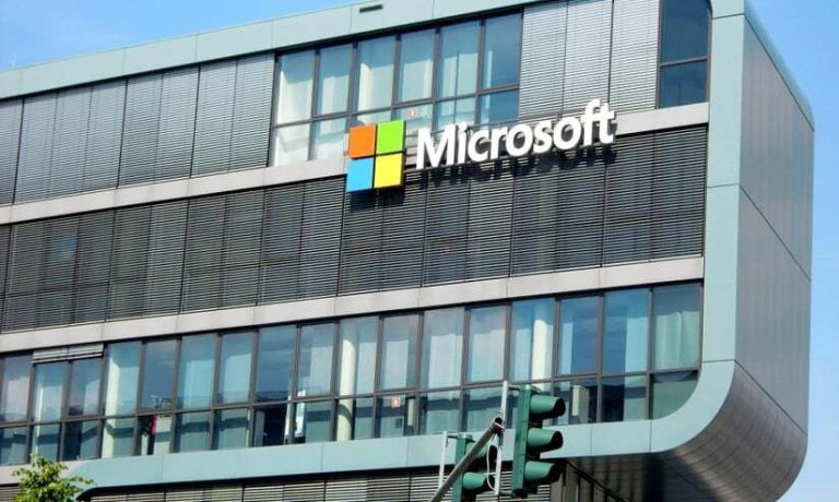 Falha Global em Sistemas Informáticos Afeta Empresas, Companhias Aéreas e Serviços Essenciais em Todo o Mundo