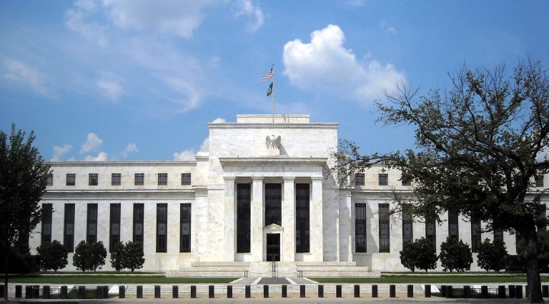Mercado Apreensivo com Possível Redução de Juros Antecipada pelo Fed em Meio a Desaceleração nos EUA