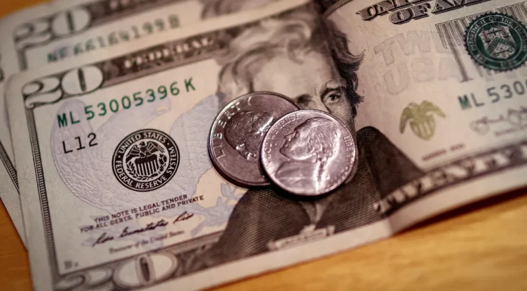 Ibovespa Máximas e Dólar Cai com Expectativa de Corte de Juros