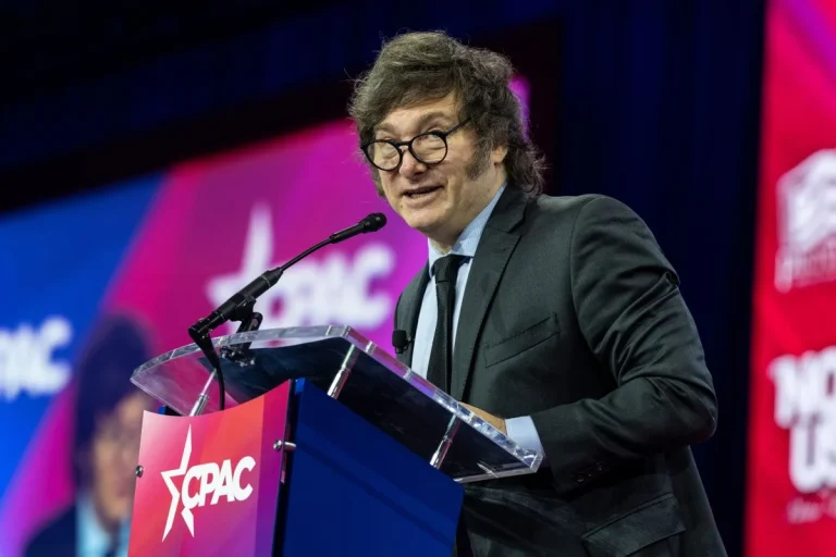 Milei Anuncia Orçamento 2025 com Corte de Déficit