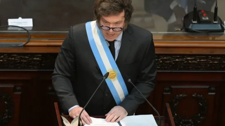 Milei veta aumento de aposentadorias na Argentina em meio à crise