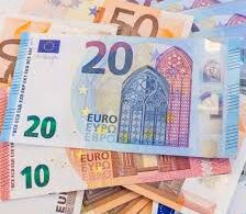 Euro cai devido a receios fiscais e dólar se fortalece