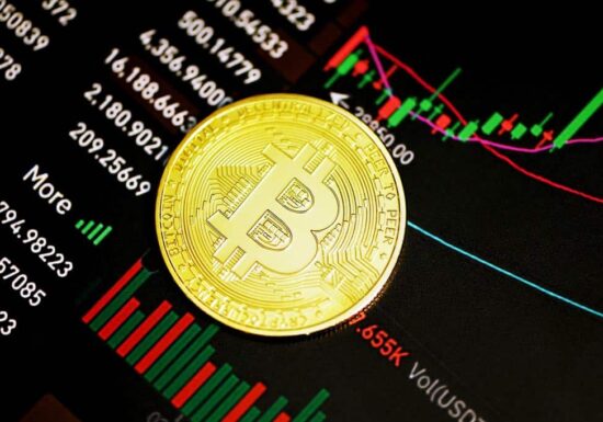Bitcoin rompe recorde com alta de 4% e atrai institucionais