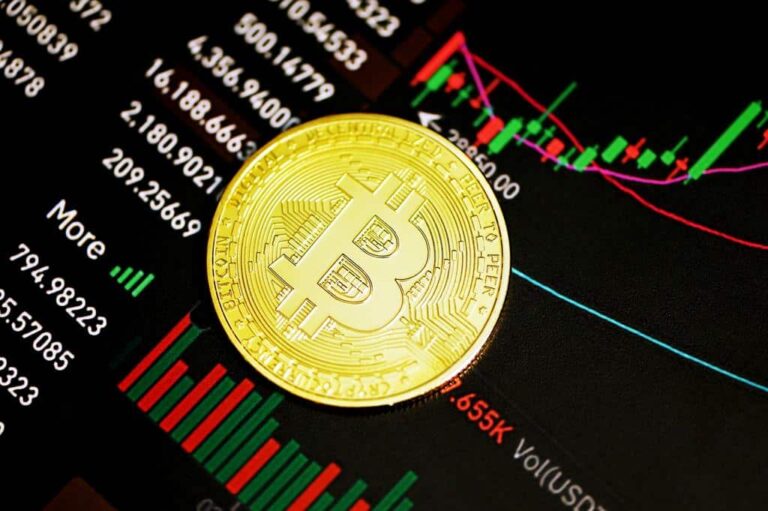 Bitcoin rompe recorde com alta de 4% e atrai institucionais